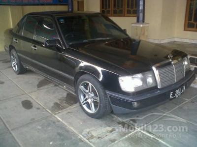 1987 Mercedes-Benz E200 2.0 Sedan