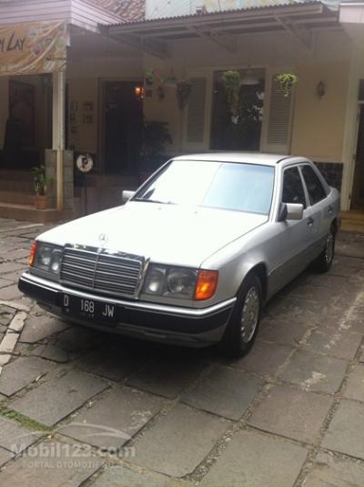 1990 Mercedes-Benz 300E 3.0 Sedan