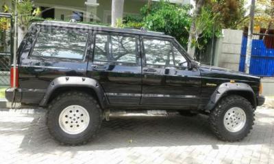 1994 Jeep Cherokee Hitam siap jual