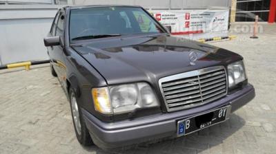 1996 Mercedes-Benz E220 2.2 W124 L4 2.2 Manual Sedan