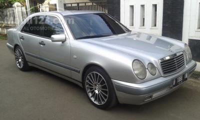 1997 Mercedes-Benz E230 2,3 W210 Sedan