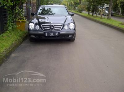 2001 Mercedes-Benz E260 2.6 Elegance Sedan