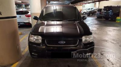 2004 Ford Escape 2.3 XLT Wagon Hitam