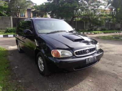 KIA Carnival Turbo Diesel Hitam Irit dan Mewah