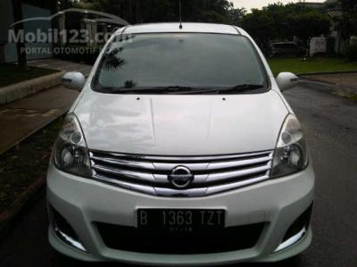 Nissan Grand Livina 1.5 XV Automatic 2012 warna putih pemakainan 2013 Bemper Sudah Facelift.