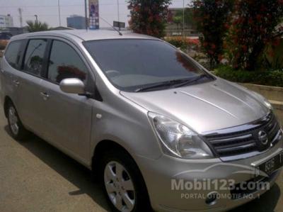 Nissan Grand Livina Ultimate AT 2010 km rendah