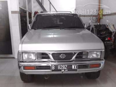 Nissan Terrano Spirit 2.4 MT 2002 Abu-Abu