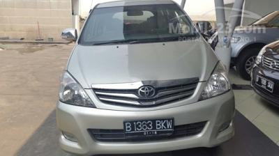 Toyota kijang innova G matic warna silver thn 2011